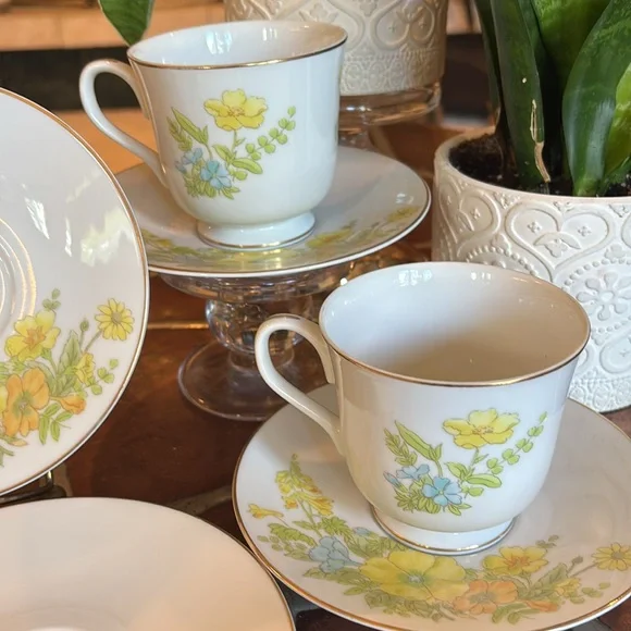 Ekco Cups and Saucers Spring Bouquet Pattern - Picture 9 of 14